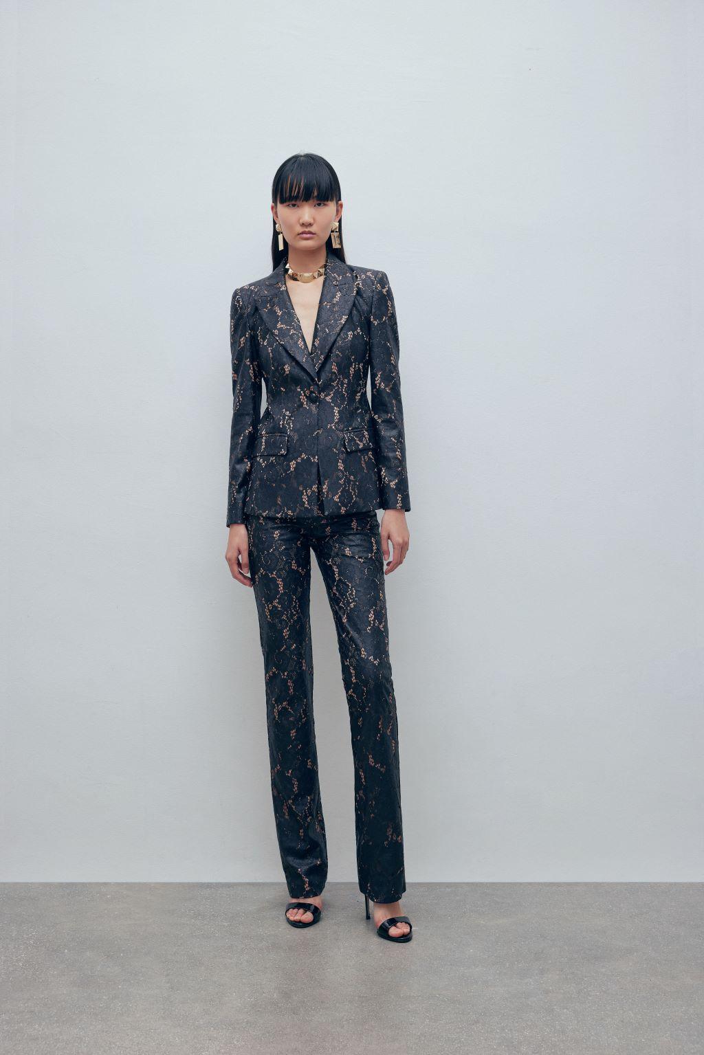 Giacca monopetto in pizzo spalmato effetto pelle