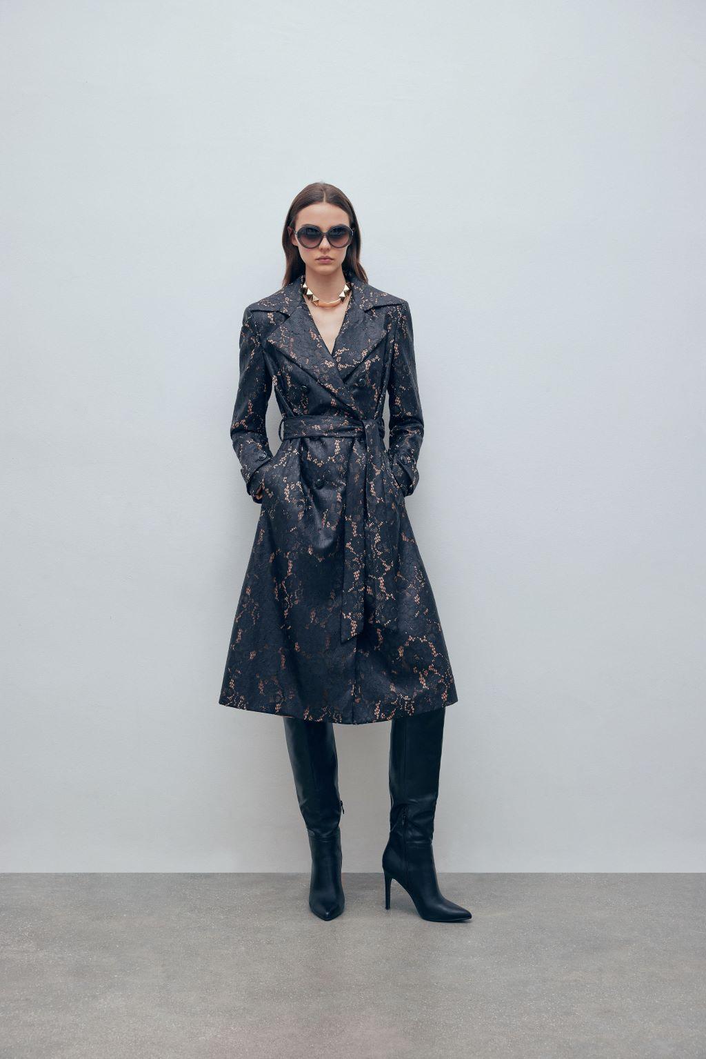 Trench in pizzo spalmato effetto pelle