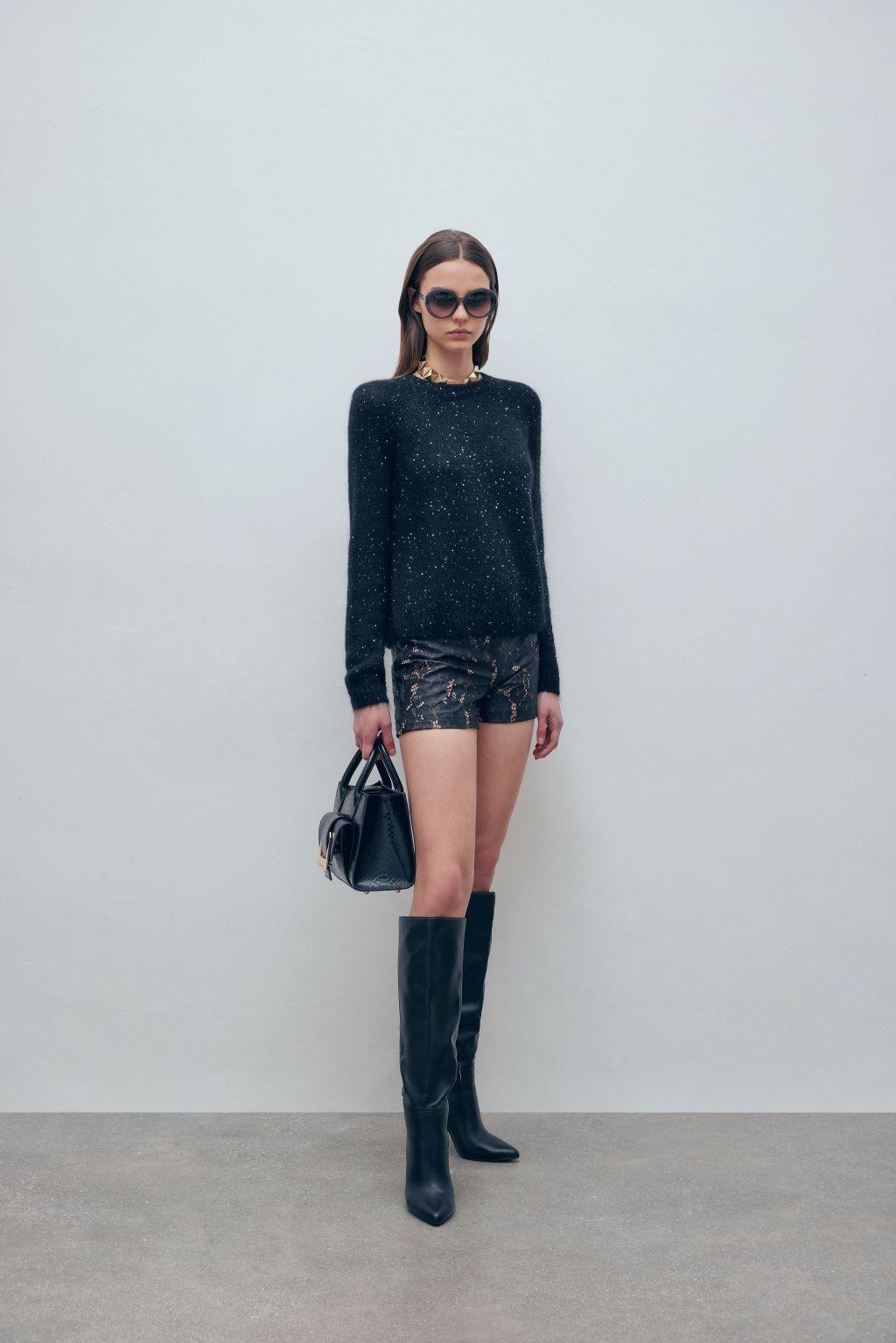 Short in pizzo spalamato effetto pelle