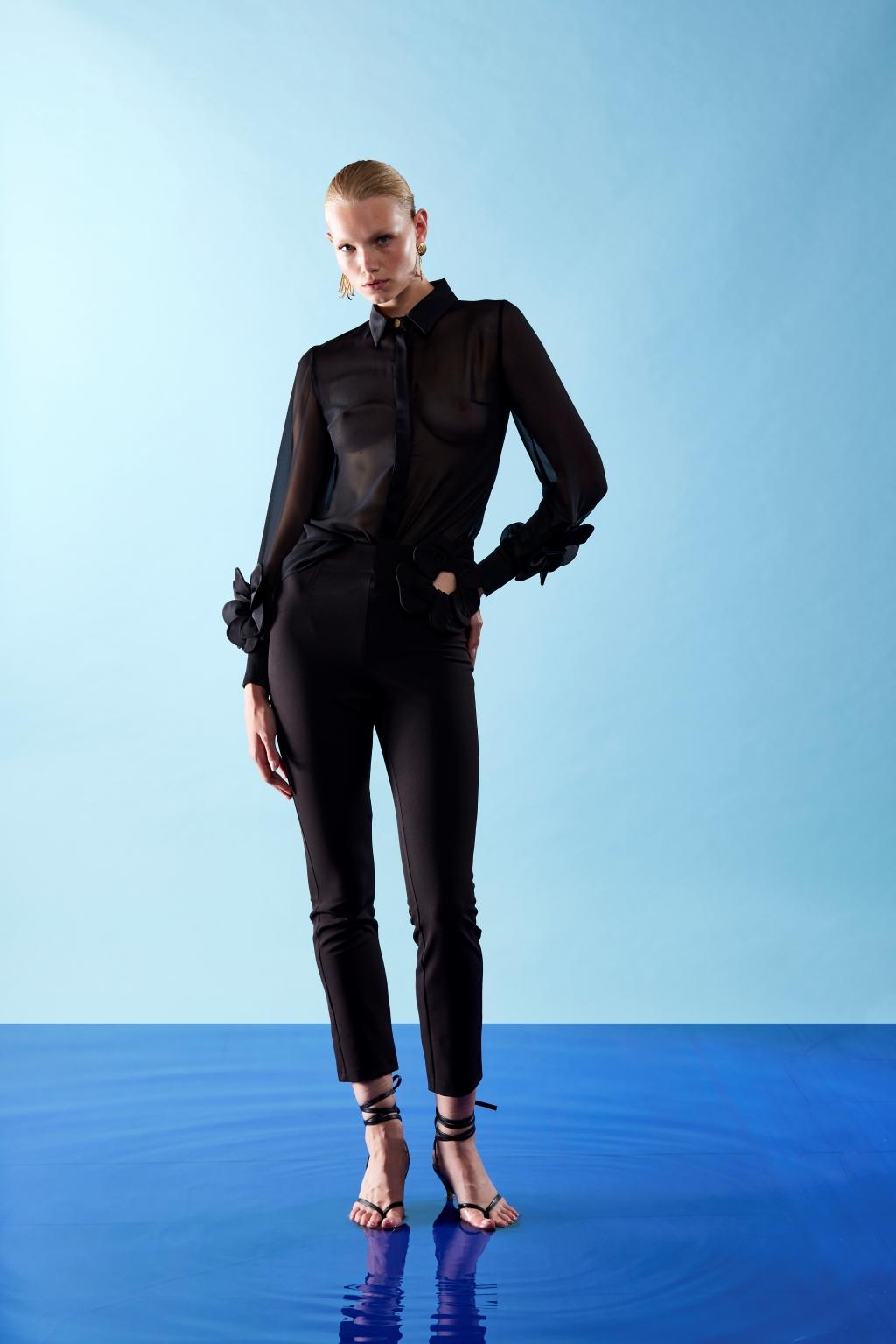 Pantalone slim con fiore a rilievo in tessuto tecnico - Monique Garçonne
