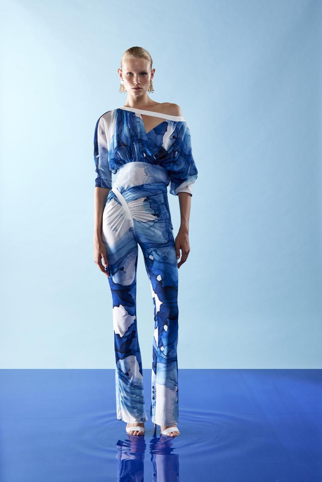 Blusa incrociata con scollo a barca in chiffon stampato - Monique Garçonne