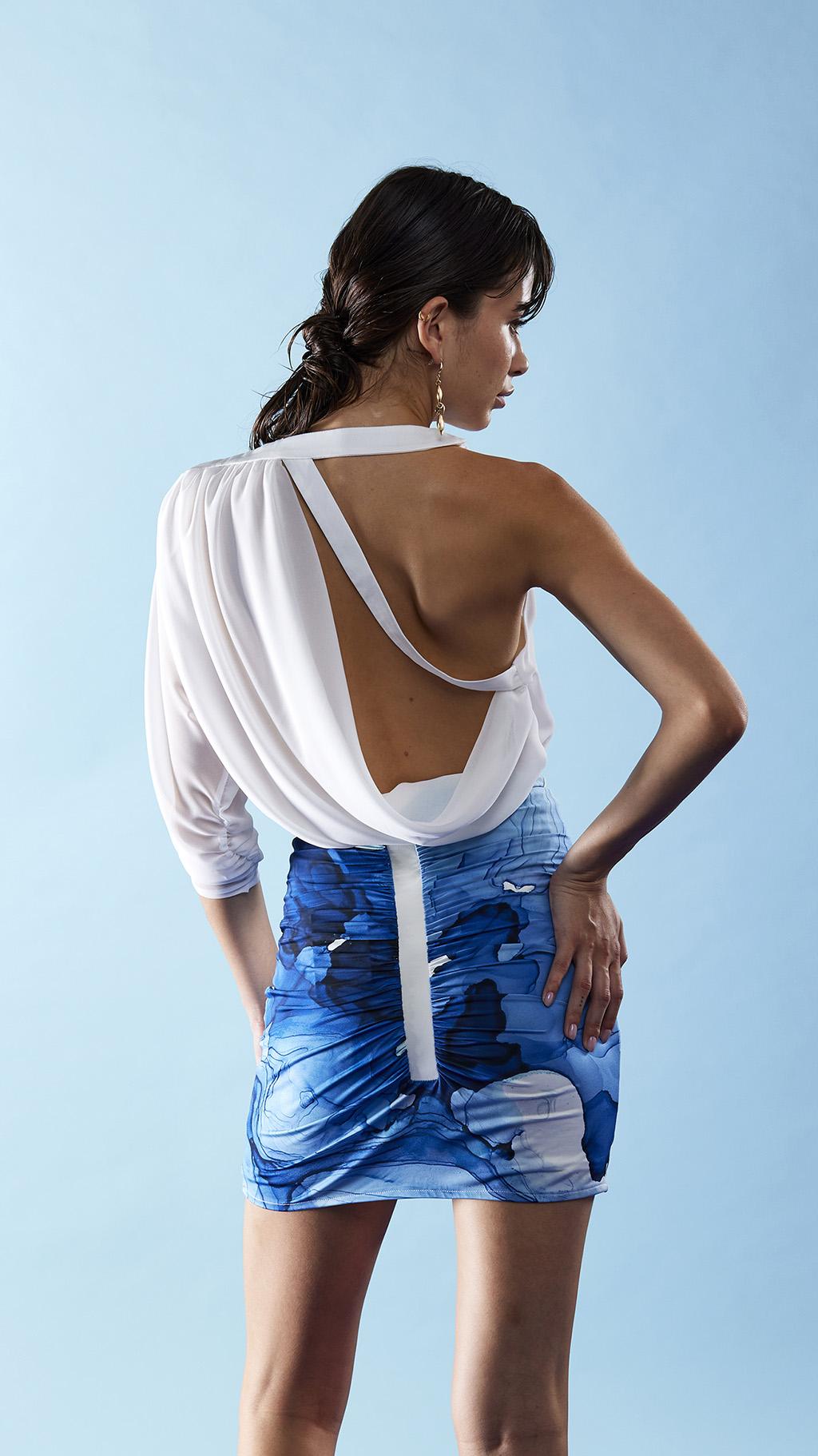 Blusa monospalla drappeggiata in georgette - Monique Garçonne