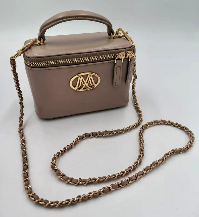 MINI BAULETTO IN ECOPELLE DETTAGLIATA DA LOGO IN METALLO OVALE  MONIQUE - BG10FR